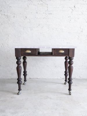 キャスター付きのろくろ足ネイルテーブルのご紹介です。