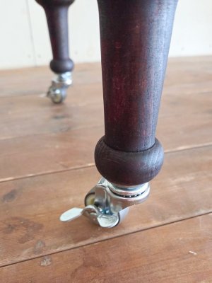 ろくろ足の先にはブレーキ付きのキャスター。