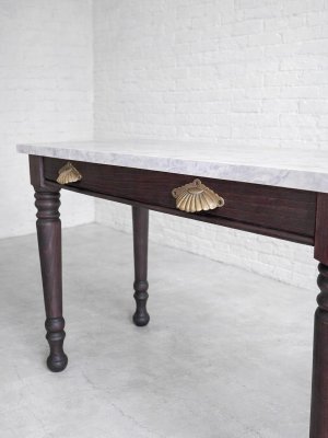 引出しは付いていませんが、金物を付けたネイルデスク