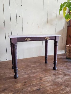 写真の足はボルドー色、その他21色をご用意しております。