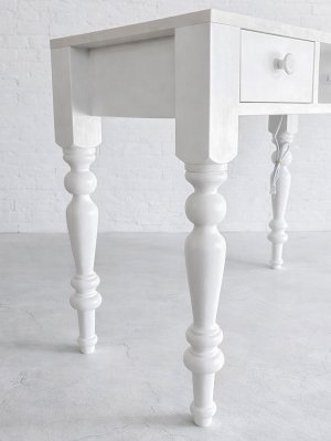 ろくろ足のネイルデスク。ろくろ足の形は数種類から選べます。