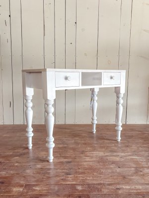 かわいいネイルデスクを特注製作しております。