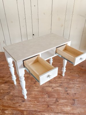 引出しはスライドレールでスムーズな動作