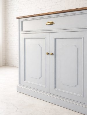 デコレーションされた観音扉。