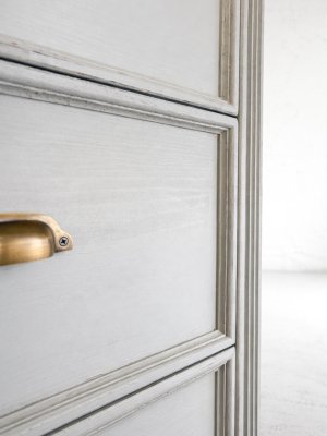 モールディングで立体的に装飾しました。