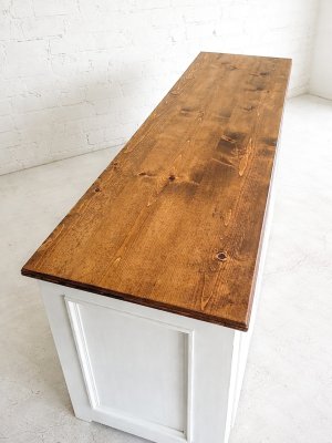 パイン無垢材の温かみを感じるウッドカウンターです。