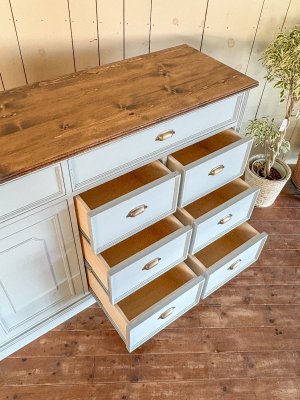 引出しはスライドレールでスムーズに動作します。