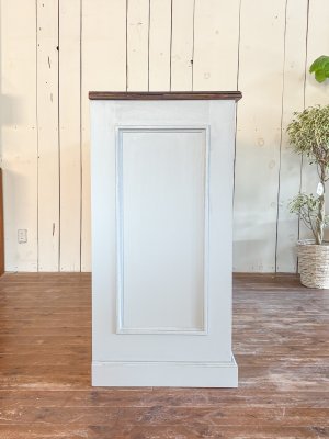 側面にもモールディング装飾。