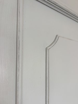 下地が少し見えるエイジングペイント仕上げ。