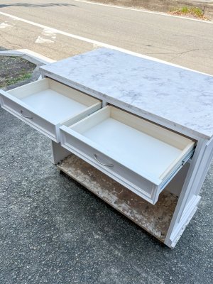 浅い引出し、カトラリーなどを小分けに収納して。