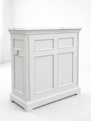 背面側もモールディング装飾してあり、間仕切りとしても役立ちます。