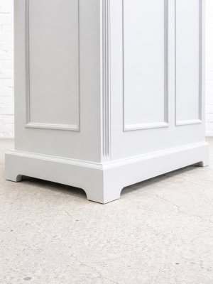 足元は巾木をくり抜いてアンティーク感をUP