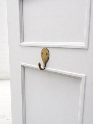 サイドにはカバン掛けフックを設置