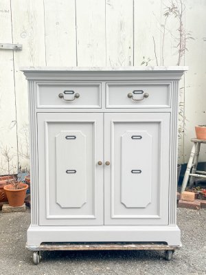 アンティーク調デザインのキャビネットをオーダーメイド製作しております。