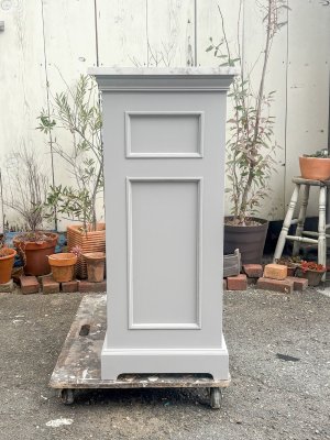 随所をモールディングで立体的に装飾しています。