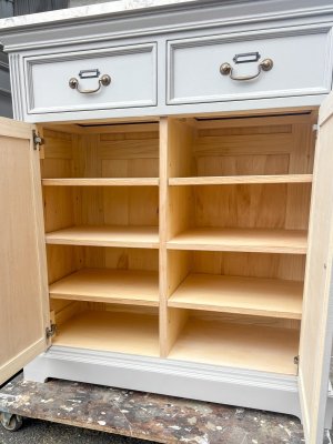 観音扉の中は十字の仕切り板と可動棚。