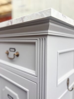 正面端にはフランスアンティーク家具でよく見かける3本溝の装飾