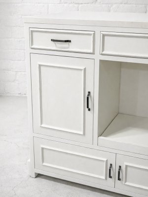 モールディングと黒の取っ手がおしゃれ♪