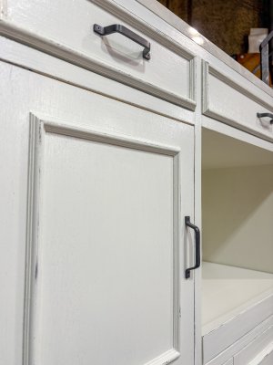 モールディングでおしゃれに装飾したアンティーク調キッチンカウンター