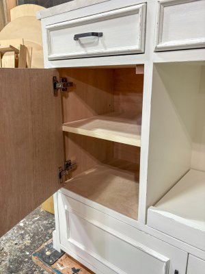 扉収納の中に可動棚。