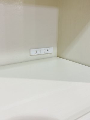 スライドテーブルの奥にもコンセントを設置。