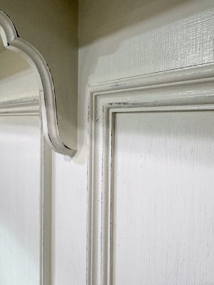 使い込んで塗装が剥げたようなエイジングペイント仕上げ。