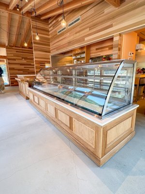 木造のお店に馴染む、ホワイトオーク材のショーケースカウンターを製作させていただきました。