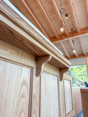 木材をふんだんに使った建物に似合う、ホワイトオーク材で製作しました。