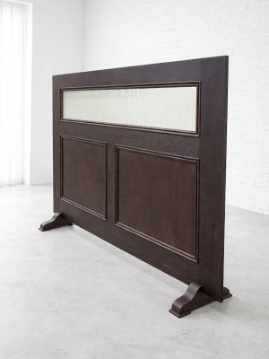 内装に合わせたダークカラーのウッドパーテーション