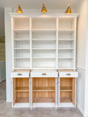 上段には商品を、下段は収納として活躍。
