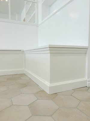 お店の過別と同じ色で製作し、造り付けたベンチ。