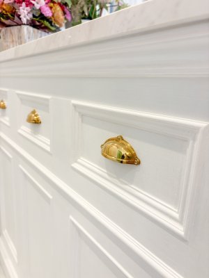 アンティーク調の金物をつけると、更に雰囲気が出ます。