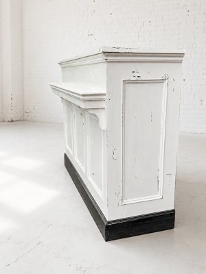 アンティークな空間によく似合う店舗向けカウンターです。