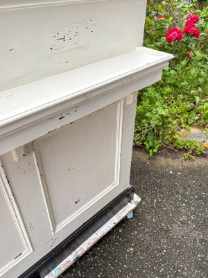 正面には荷物置きやディスプレイに役立つシェルフ付き