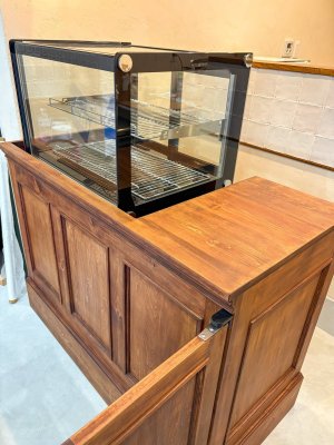 大阪の焼き菓子屋さんに特注製作させていただいた店舗家具
