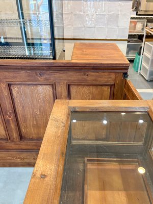 冷蔵ショーケースを収めるカウンター製作は当店まで！
