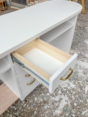 よく使うものを手元に収納できる引き出し。