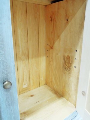 扉の中は取り外しできる棚板が1枚付きます。