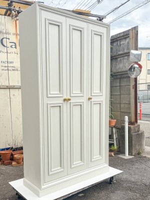 各所にモールディング装飾を施した、豪華なシューズケースキャビネット。