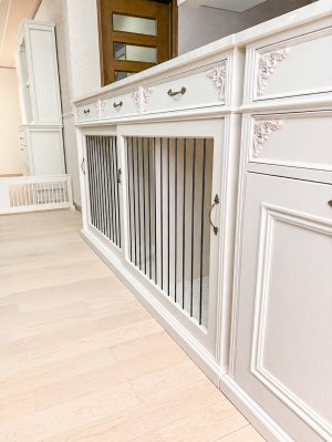 ロココ調のデコレーションを施したかわいい室内用ドッグハウスです。