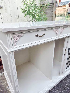 ワンちゃん関連の書類などを収める引出しを備えた特注犬小屋です。