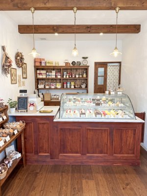 小さな店舗の雰囲気づくりに大活躍する、かわいいレジカウンターセットです。
