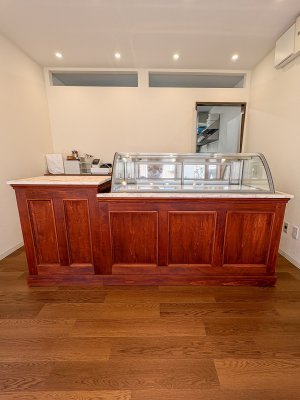 ナチュラルな雰囲気の店内に似合う、天然木ウッドカウンターです。