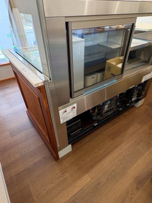床置き式の冷蔵ショーケースに被せた化粧カバー。卓上式のショーケースにも対応いたします。