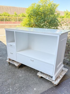 収納は、引出し、棚、スライドテーブルを設置しました。