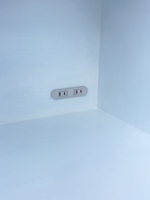 2口コンセントを2箇所設置いたします。
