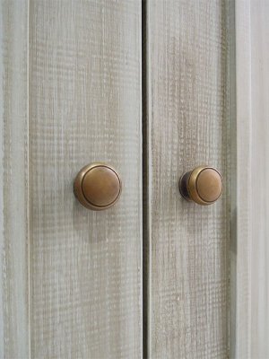 扉の真鍮取っ手は100種類以上から選べます。