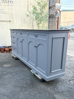 海外インテリアやアンティーク家具がお好きな方にオススメのオーダーメイド家具店です。