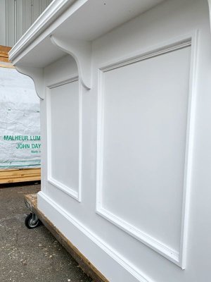 各部にモールディングを施してゴージャスな印象に。