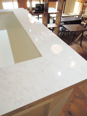 引き出し×１、オープン収納×１、可動棚2枚のレジカウンター。